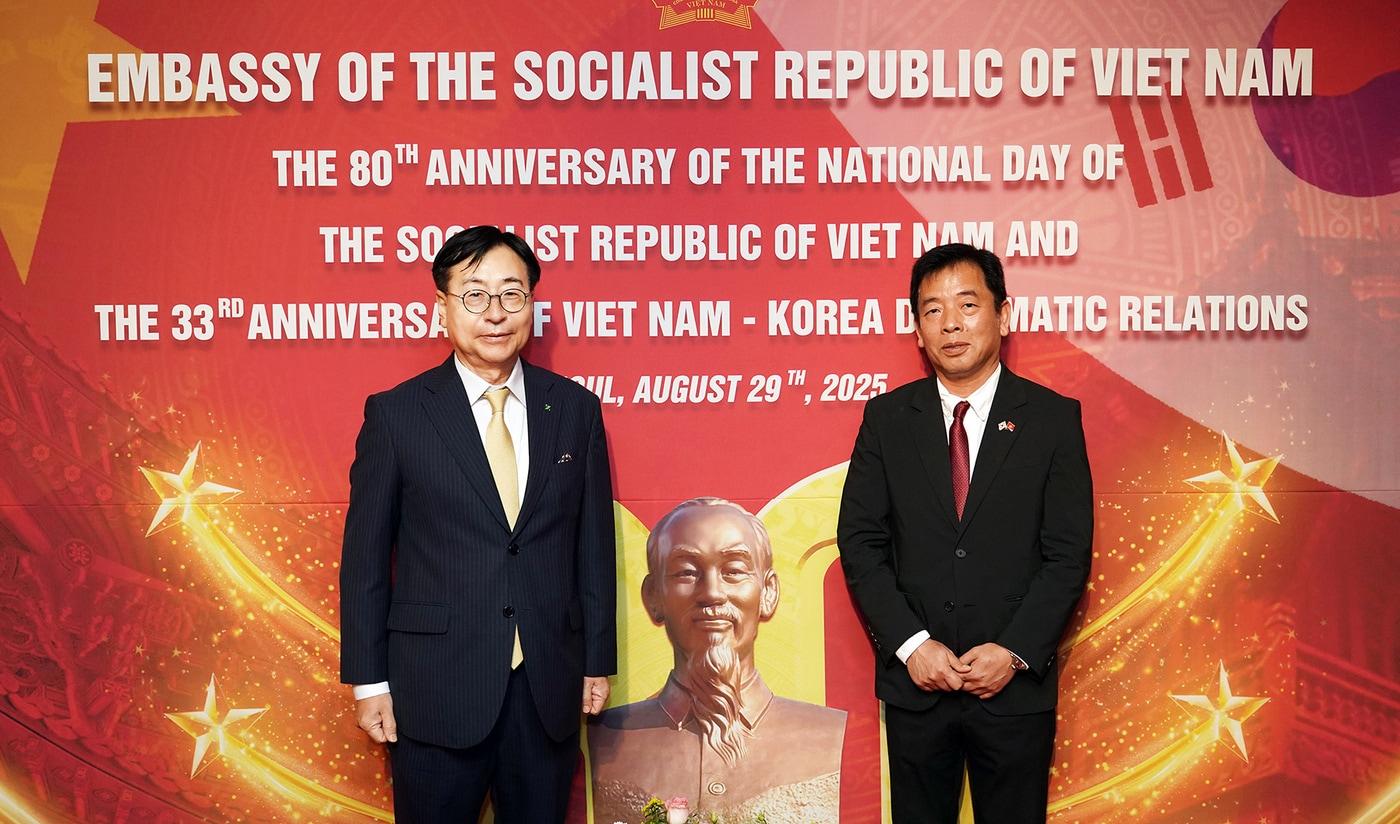 임진달 HS효성첨단소재 대표이사(왼쪽)가 부 호(Vu Ho) 주한 베트남 대사(오른쪽)와 기념촬영하고 있다(HS효성 제공). ⓒ 뉴스1