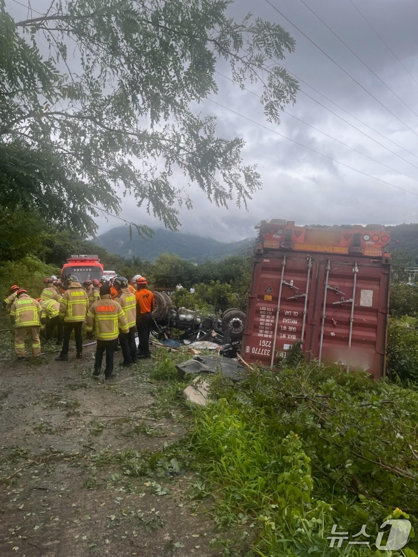 본문 이미지 - 1일 오전 10시 18분쯤 창원시 의창구 동읍 용강리 남해고속도로 창원 분기점 인근에서 부산 방면으로 달리던 트레일러가 도로 밖 비탈면으로 추락했다. 사진은 사고 현장 모습.&#40;창원소방본부 제공. 재판매 및 DB금지&#41;