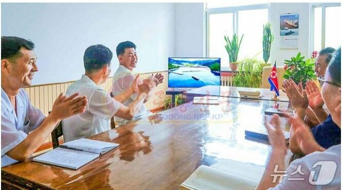 본문 이미지 - 북한 노동당 기관지 노동신문은 1일 "낙원포의 경사가 온 나라의 대경사로 되고 있다"며 평안북도당위원회에서 낙원군 바닷가 양식사업소를 살펴보는 모습을 전했다.[국내에서만 사용가능. 재배포 금지. DB 금지. For Use Only in the Republic of Korea. Redistribution Prohibited] rodongphoto@news1.kr