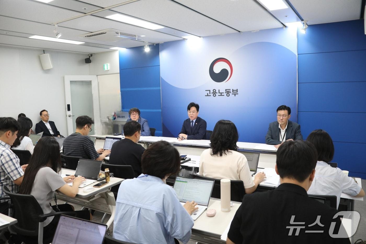 김영훈 고용노동부 장관이 1일 출입기자단 간담회를 열고 있다. &#40;사진제공=고용노동부&#41;