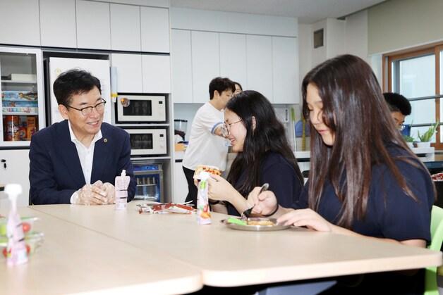 본문 이미지 - 윤건영 충북교육감이 1일 청주 수곡중학교를 찾아 학생들과 이야기하고 있다.(충북교육청 제공. 재판매 및 DB금지)/뉴스1