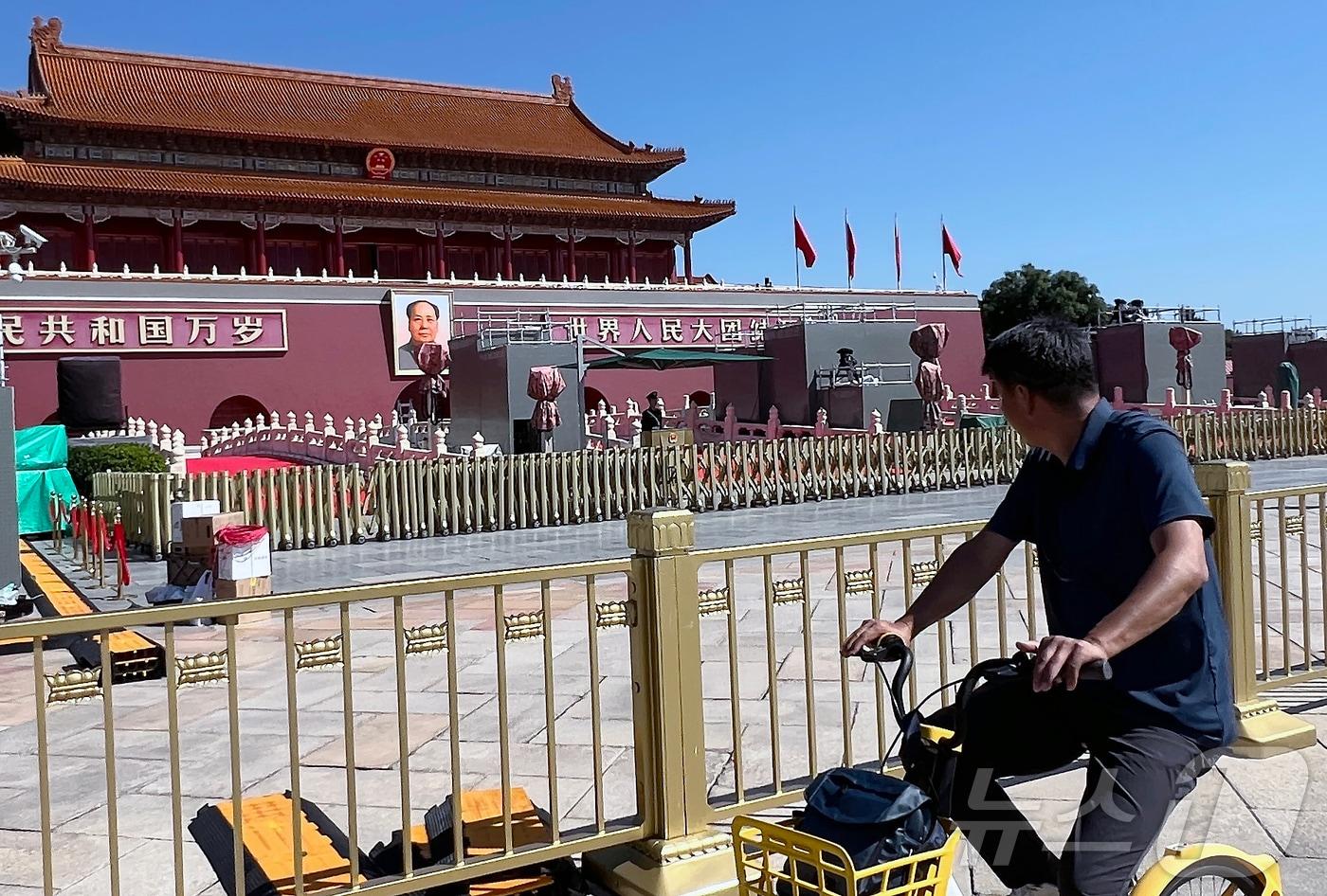 중국의 항일전쟁 및 세계 반파시스트 전쟁(제2차 세계대전) 승리 80주년(전승절) 기념 열병식을 이틀 앞둔 1일 중국 베이징 천안문 앞으로 자전거를 탄 행인이 지나고 있다. 2025.9.1/뉴스1 ⓒ News1 박정호 기자