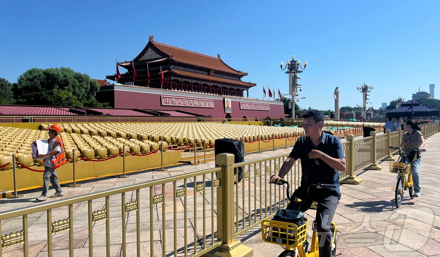 중국의 항일전쟁 및 세계 반파시스트 전쟁&#40;제2차 세계대전&#41; 승리 80주년&#40;전승절&#41; 기념 열병식을 이틀 앞둔 1일 중국 베이징 천안문 앞으로 자전거를 탄 행인들이 지나고 있다. 2025.9.1/뉴스1 ⓒ News1 박정호 기자