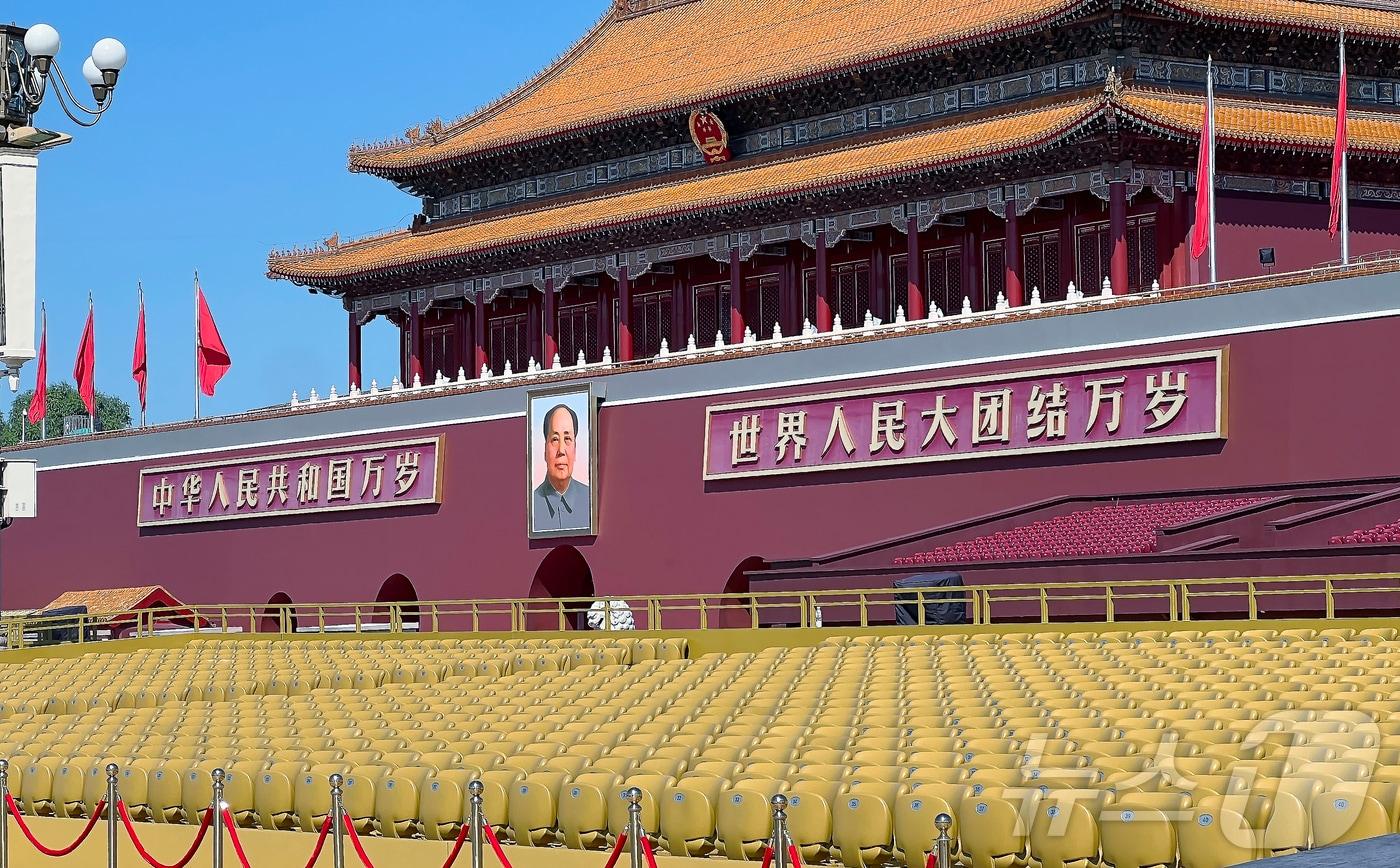 중국의 항일전쟁 및 세계 반파시스트 전쟁&#40;제2차 세계대전&#41; 승리 80주년&#40;전승절&#41; 기념 열병식을 이틀 앞둔 1일 중국 베이징 천안문 광장에 수 많은 좌석이 준비되어 있다. 2025.9.1/뉴스1 ⓒ News1 박정호 기자