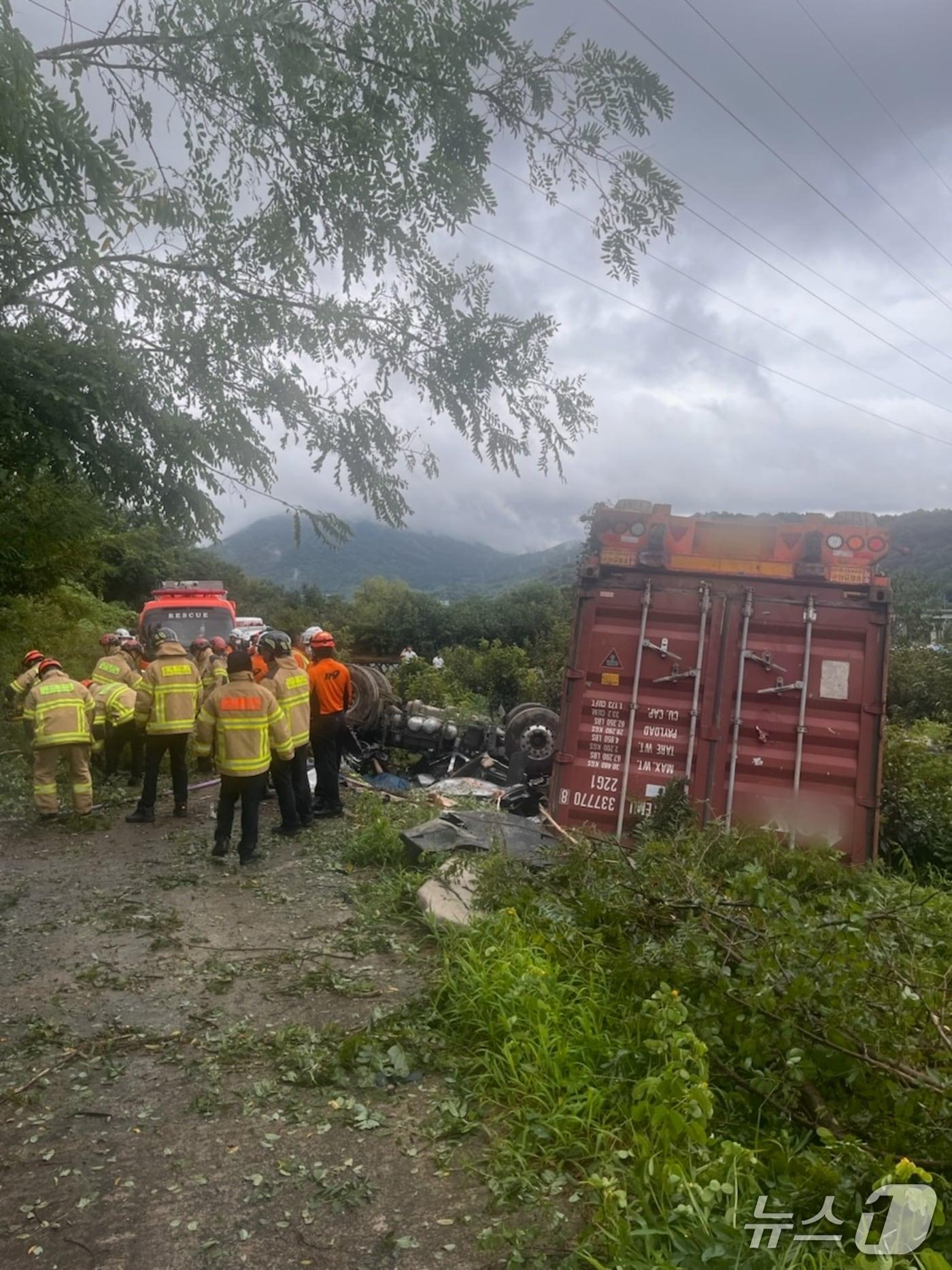본문 이미지 - 1일 오전 10시 18분쯤 창원시 의창구 동읍 용강리 남해고속도로 창원 분기점 인근에서 부산 방면으로 달리던 트레일러가 도로 밖 비탈면으로 추락했다. 사진은 사고 현장 모습.&#40;창원소방본부 제공. 재판매 및 DB금지&#41;