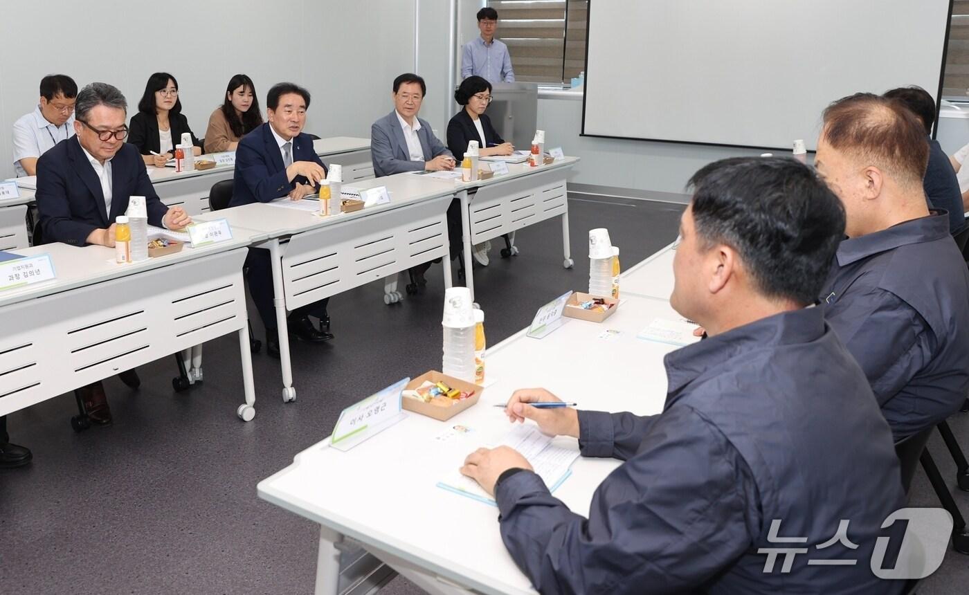 충북 진천군은 광혜원면에 있는 동국제약 진천공장에서 기업 애로사항 해소와 상생발전을 위한 현장 소통 간담회를 개최했다.(진천군 제공, 재판매 및 DB금지)/뉴스1