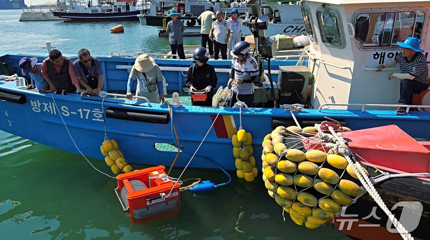 해양오염 방제장비 운용 훈련 현장.(사천해경 제공. 재판매 및 DB금지)