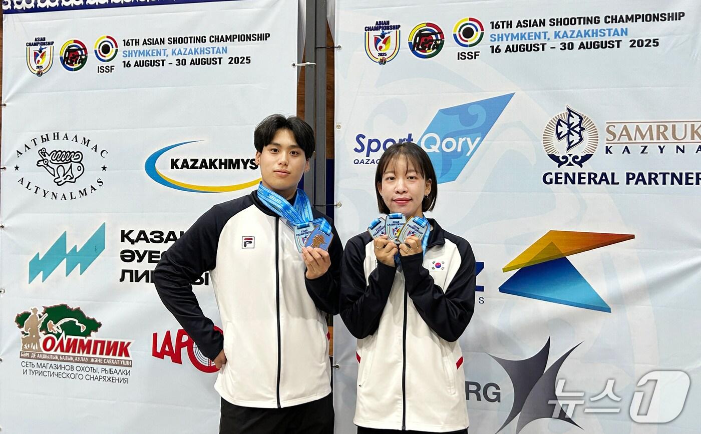 서산시청 사격팀 소속 이은서(오른쪽), 방재현 선수가 2025 ASC 심켄트 아시아사격선수권대회에서 메달 획득을 축하하며 기념촬영을 하고 있다.(서산시 제공. 재판매 및 DB금지)2025.9.1/뉴스1