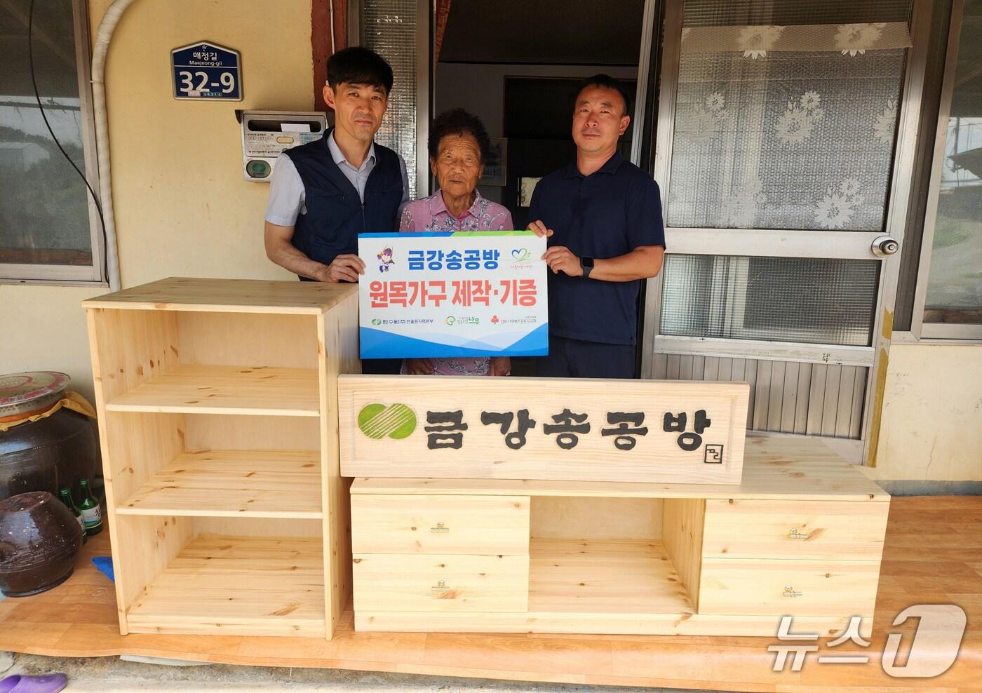  한국수력원자력 한울원자력본부 목공동호회 금강송 공방회원들이 제작한 원목 가구를 취약 계층 가정에 전달했다고 1일 밝혔다. (한울원자력본부제공, 재판매 및 DB금지) 2025.9.1/뉴스1