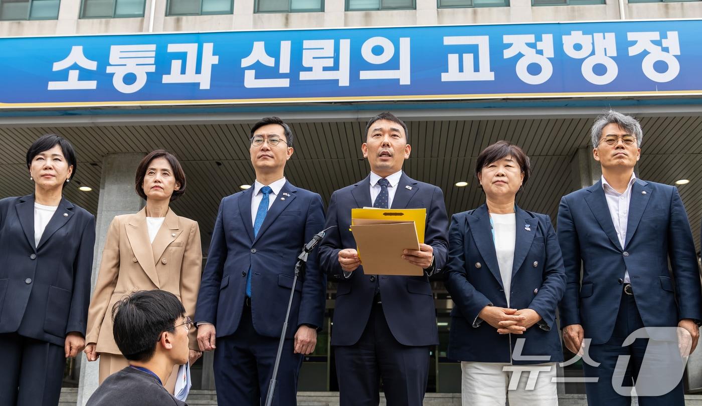 김용민 국회 법제사법위원회 더불어민주당 간사가 지난 1일 경기도 의왕시 서울구치소에서 열린 현장검증을 마치고 브리핑을 하고 있다.2025.9.1/뉴스1 ⓒ News1 국회사진기자단