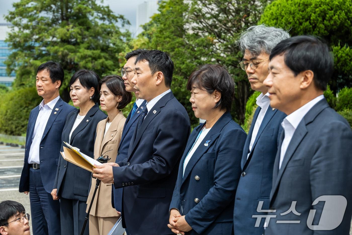 김용민 국회 법제사법위원회 더불어민주당 간사가 1일 경기도 의왕시 서울구치소에서 열린 현장검증을 마치고 브리핑을 하고 있다. 2025.9.1/뉴스1 ⓒ News1 국회사진기자단