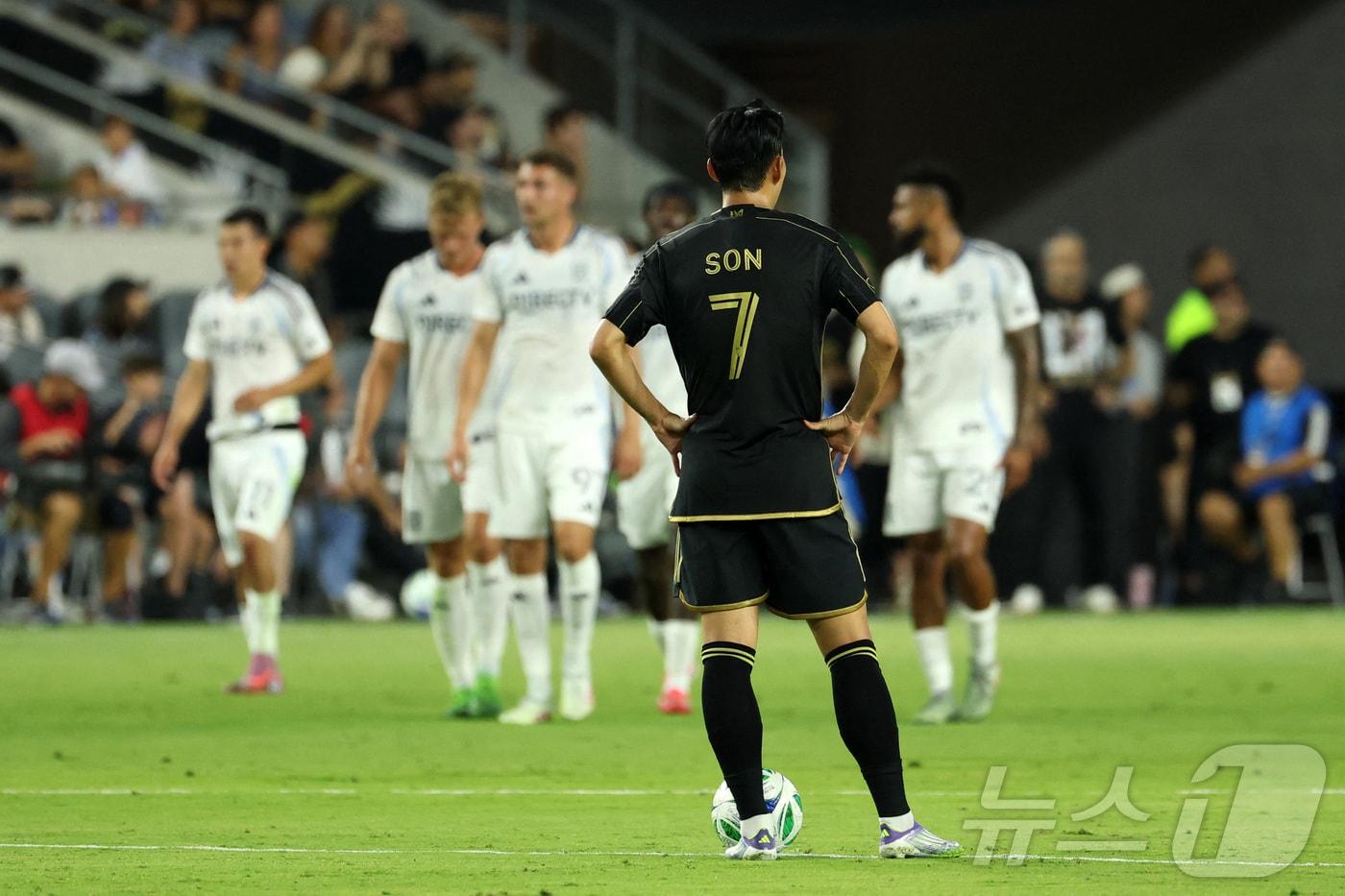 실점 후 아쉬워하는 손흥민 ⓒ 로이터=뉴스1