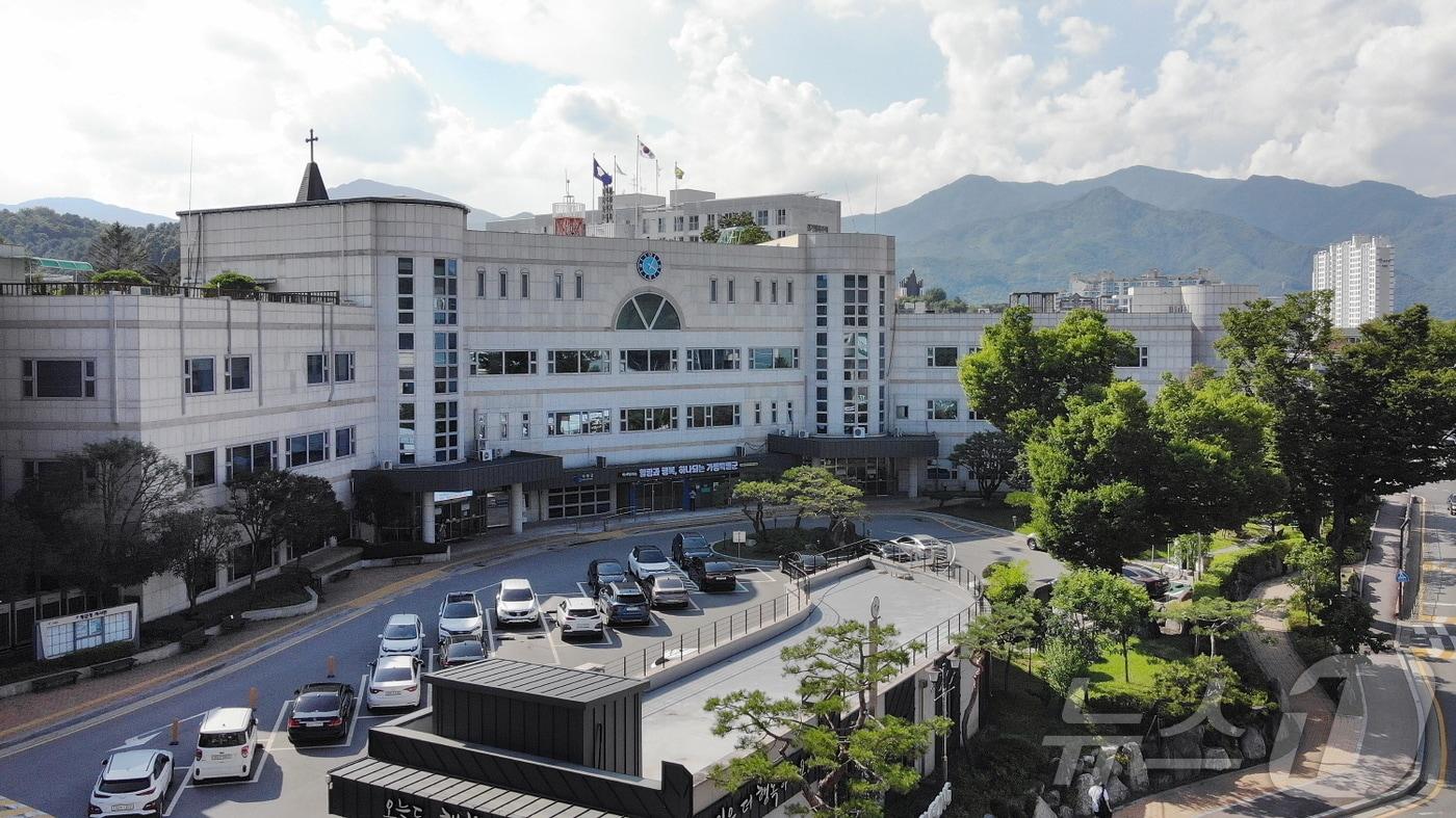 본문 이미지 - 경기 가평군 청사(가평군 제공. 재판매 및 DB 금지)/뉴스1 ⓒ News1 양희문 기자