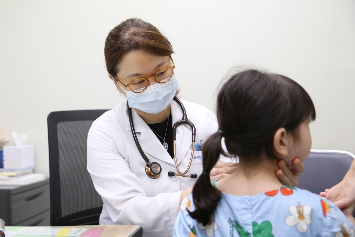 김혜리 서울아산병원 소아청소년종양혈액과 교수(왼쪽)가 소아급성림프모구백혈병 환아를 진료하고 있다.(서울아산병원 제공)