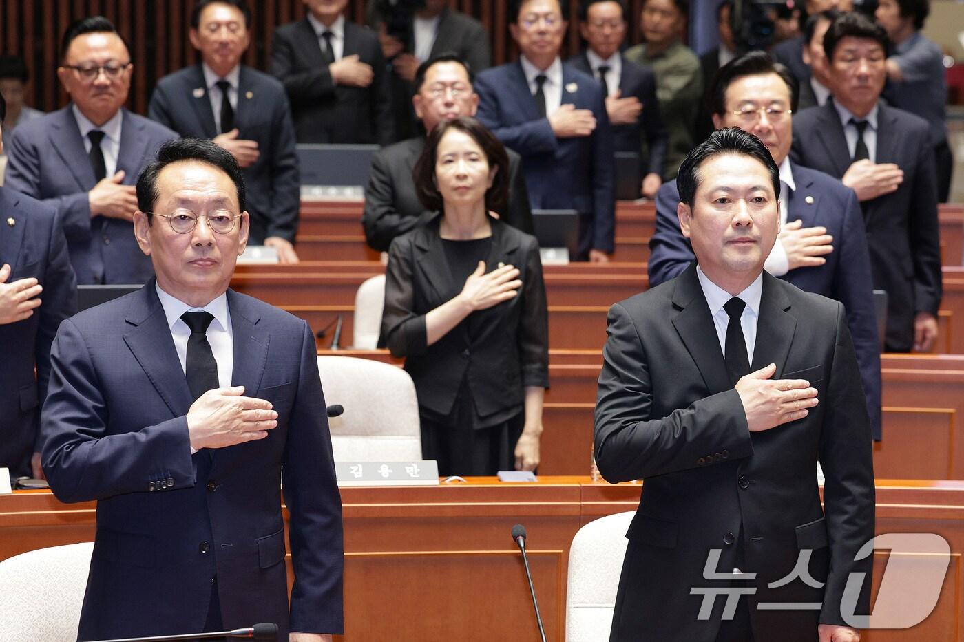 장동혁 국민의힘 대표와 정책위의장에 발탁된 김도읍 의원이 1일 오후 서울 여의도 국회에서 열린 의원총회에서 국민의례를 하고 있다. 2025.9.1/뉴스1 ⓒ News1 신웅수 기자