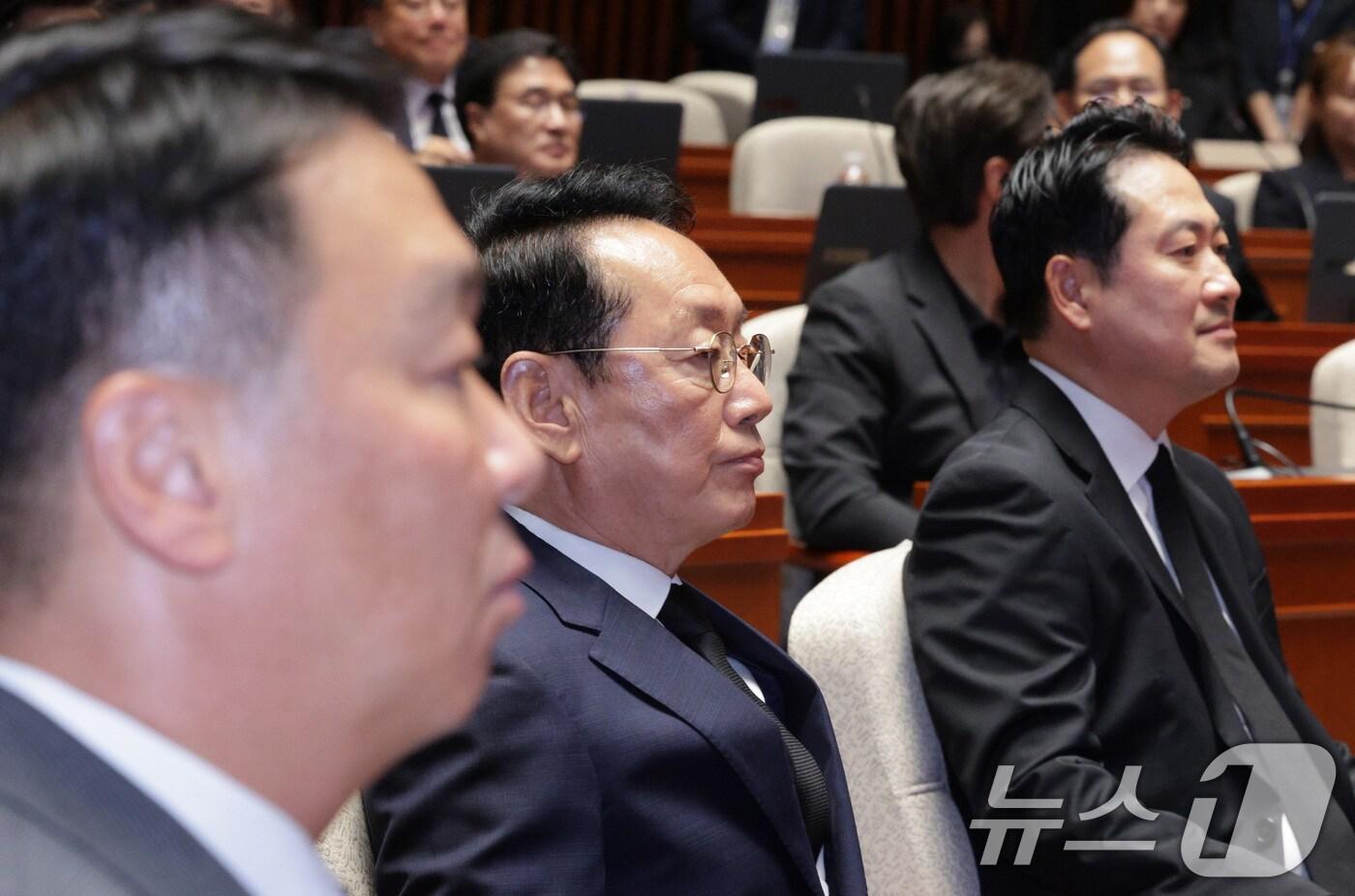 장동혁 국민의힘 대표가 1일 오후 서울 여의도 국회에서 열린 의원총회에서 생각에 잠겨 있다. 정희용 사무총장 내정자, 김도읍 정책위의장 내정자, 장 대표. 2025.9.1/뉴스1 ⓒ News1 신웅수 기자