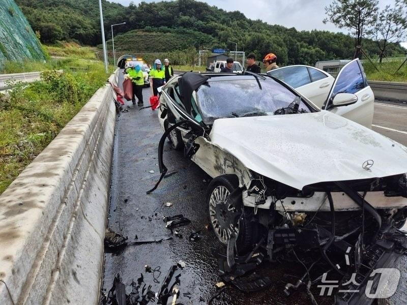 본문 이미지 -  예산 서부내륙고속도로 교통사고 현장. (예산소방서 제공, 재판매 및 DB금지) / 뉴스1