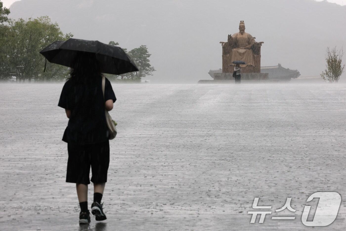 전국 대부분 지역에 비가 내린 1일 오후 서울 광화문광장에서 우산을 쓴 시민들이 발걸음을 옮기고 있다. 2025.9.1/뉴스1 ⓒ News1 이광호 기자
