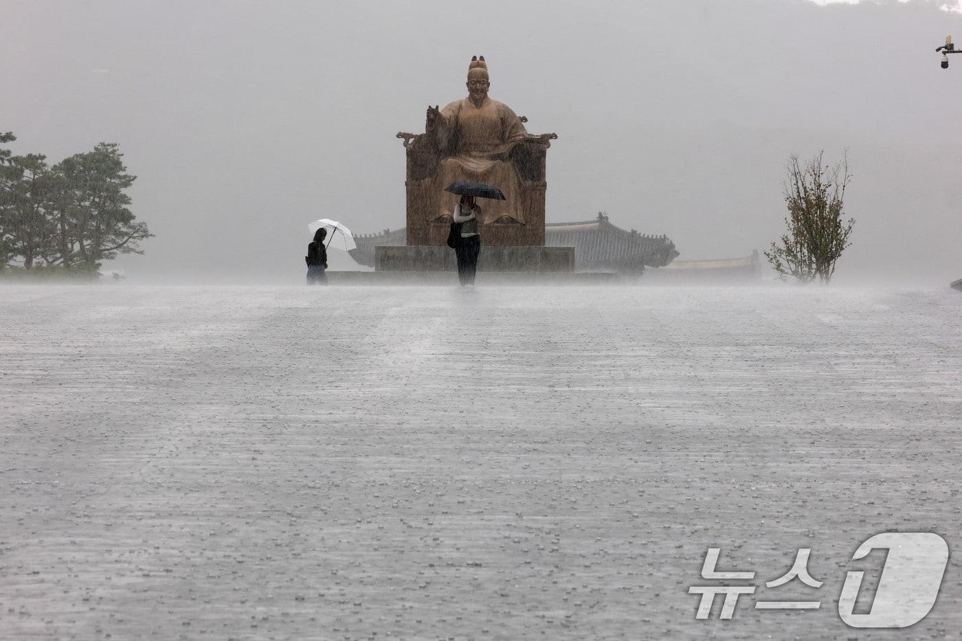 전국 대부분 지역에 비가 내린 지난 1일 오후 서울 광화문광장에서 우산을 쓴 시민들이 발걸음을 옮기고 있다. /뉴스1 ⓒ News1 이광호 기자