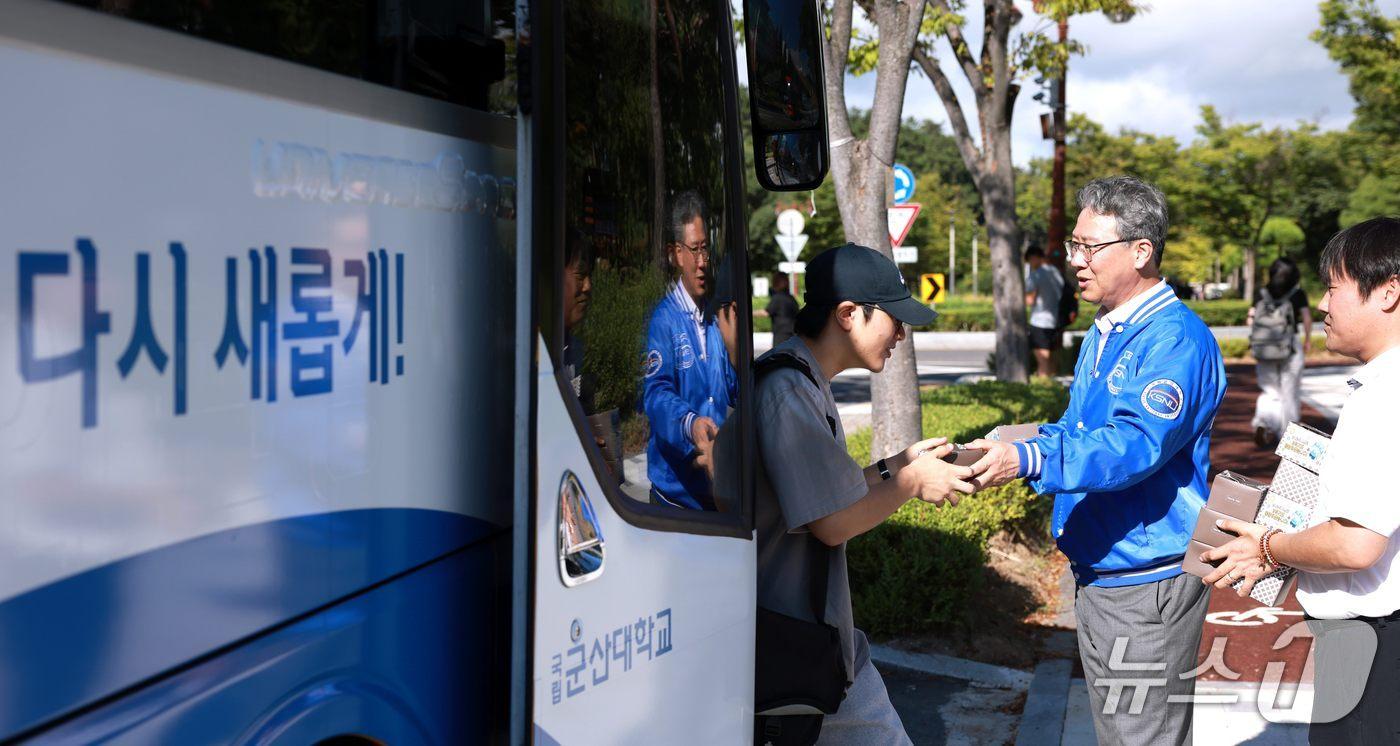 국립군산대 보직자와 교직원들이 1일 새학기 개강 맞은 학생들에게 '월컴 떡'을 전달하고 있다.(군산대 제공. 재판매 및 DB금지)