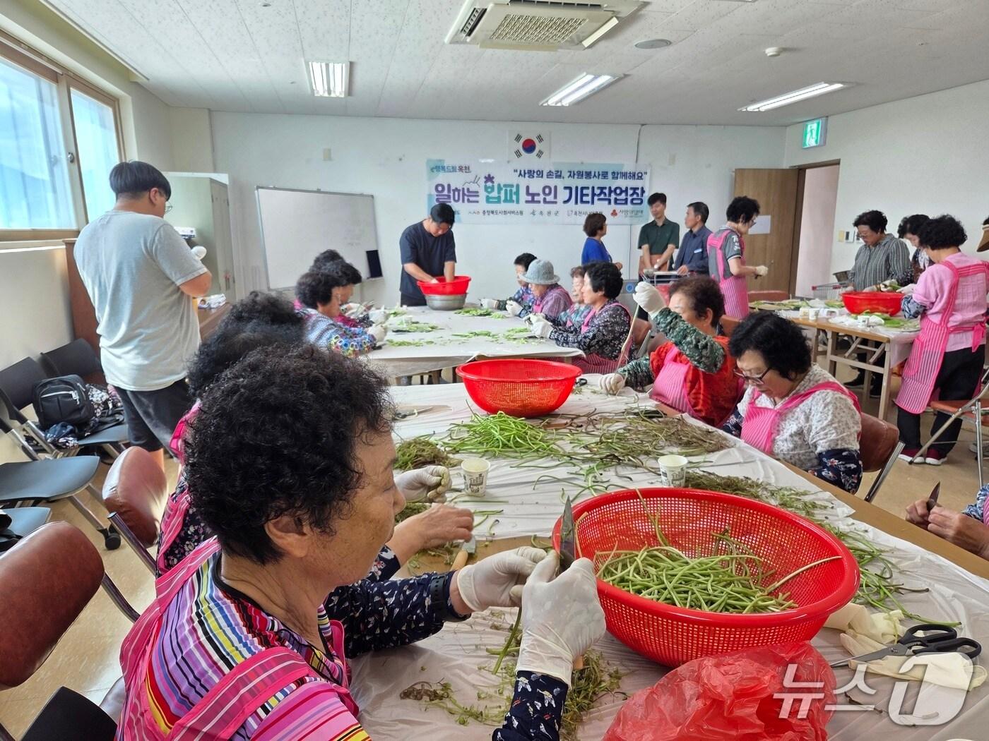 본문 이미지 -  어르신들이 옥천군 일하는 밥퍼 작업장에서 봉사활동하고 있다. &#40;옥천군 제공, 재판매 및 DB금지&#41; /뉴스1