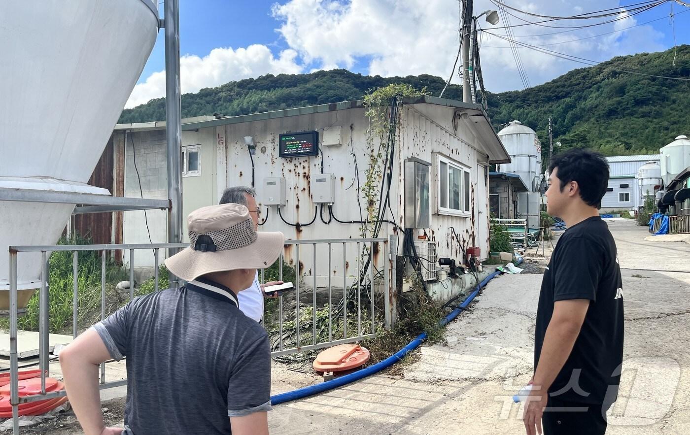 양돈농가 점검하는 전남 함평군.(함평군 제공. 재배포 및 DB 금지)