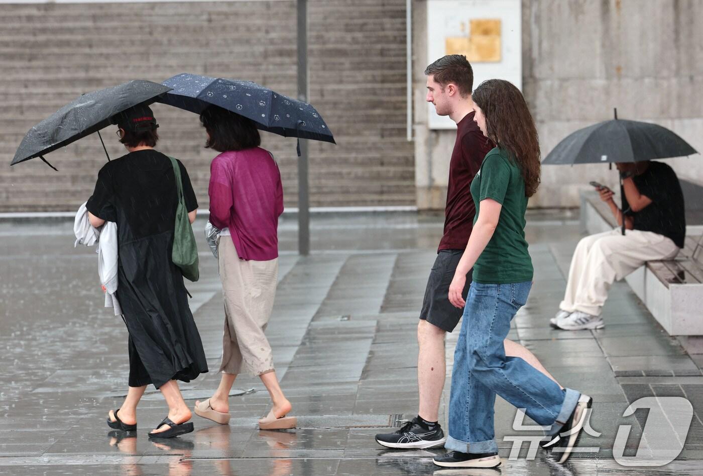 전국 대부분 지역에 비가 내린 1일 오후 서울 광화문광장에서 외국인 관광객들이 비를 맞으며 발걸음을 옮기고 있다. 2025.9.1/뉴스1 ⓒ News1 이광호 기자