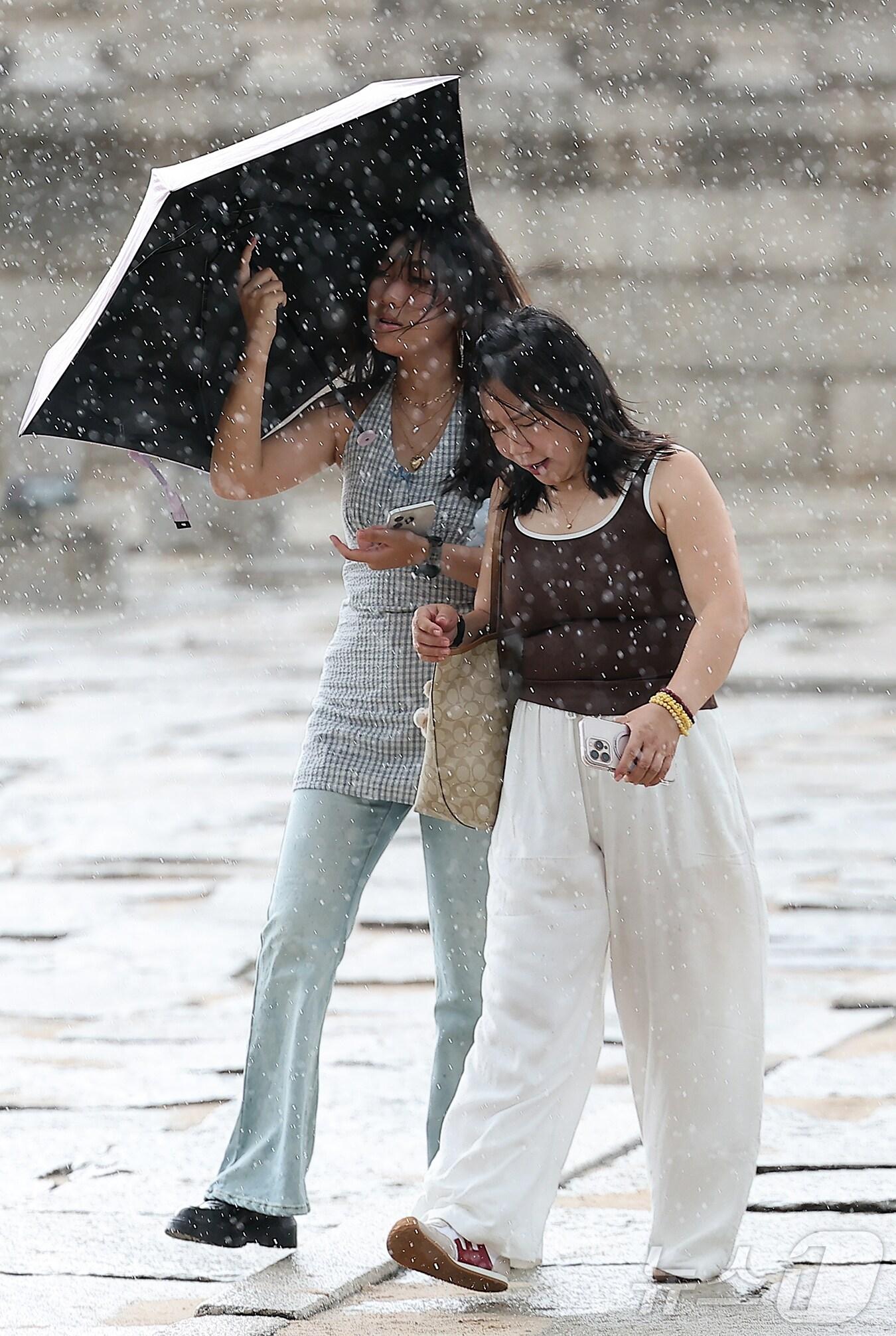 본문 이미지 - 전국 대부분 지역에서 비가 내린 1일 오후 서울 종로구 경복궁에서 우산을 쓴 외국인 관광객들이 발걸음을 옮기고 있다. 2025.9.1/뉴스1 ⓒ News1 김진환 기자