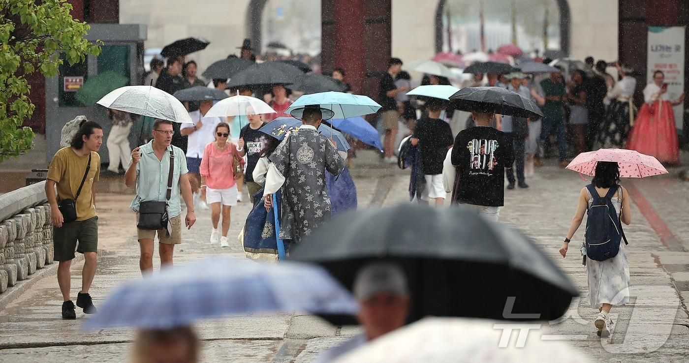 서울 종로구 경복궁에서 우산을 쓴 외국인 관광객들이 발걸음을 옮기고 있다. 2025.9.1/뉴스1 ⓒ News1 김진환 기자