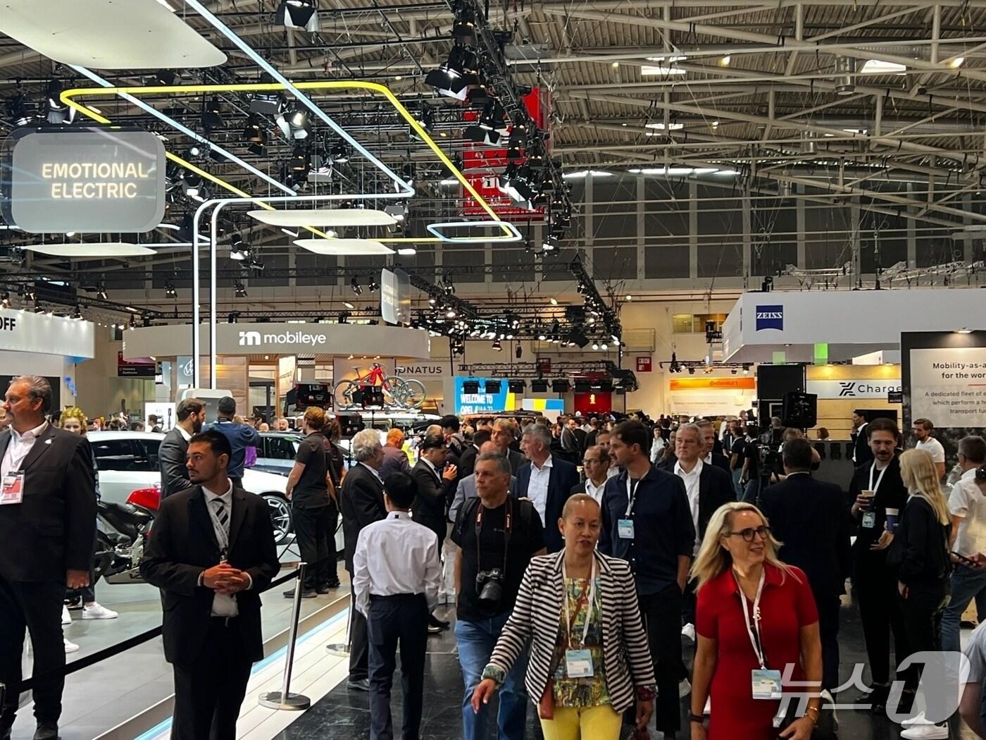 본문 이미지 -  2023년 9월 독일 뮌헨서 열린 IAA 모빌리티 현장.&#40;뉴스1 자료사진&#41;