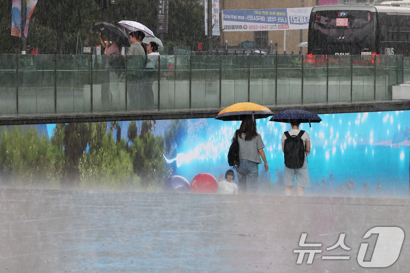 전국 대부분 지역에 비가 내린 1일 오후 서울 광화문광장에서 우산을 쓴 시민들이 발걸음을 옮기고 있다. 2025.9.1/뉴스1 ⓒ News1 이광호 기자