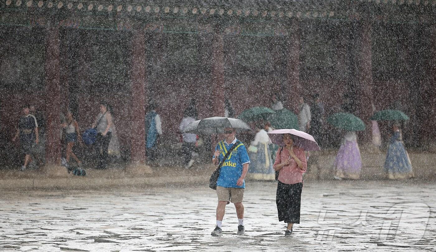 전국 대부분 지역에서 비가 내린 1일 오후 서울 종로구 경복궁에서 우산을 쓴 외국인 관광객들이 발걸음을 옮기고 있다. 2025.9.1/뉴스1 ⓒ News1 김진환 기자