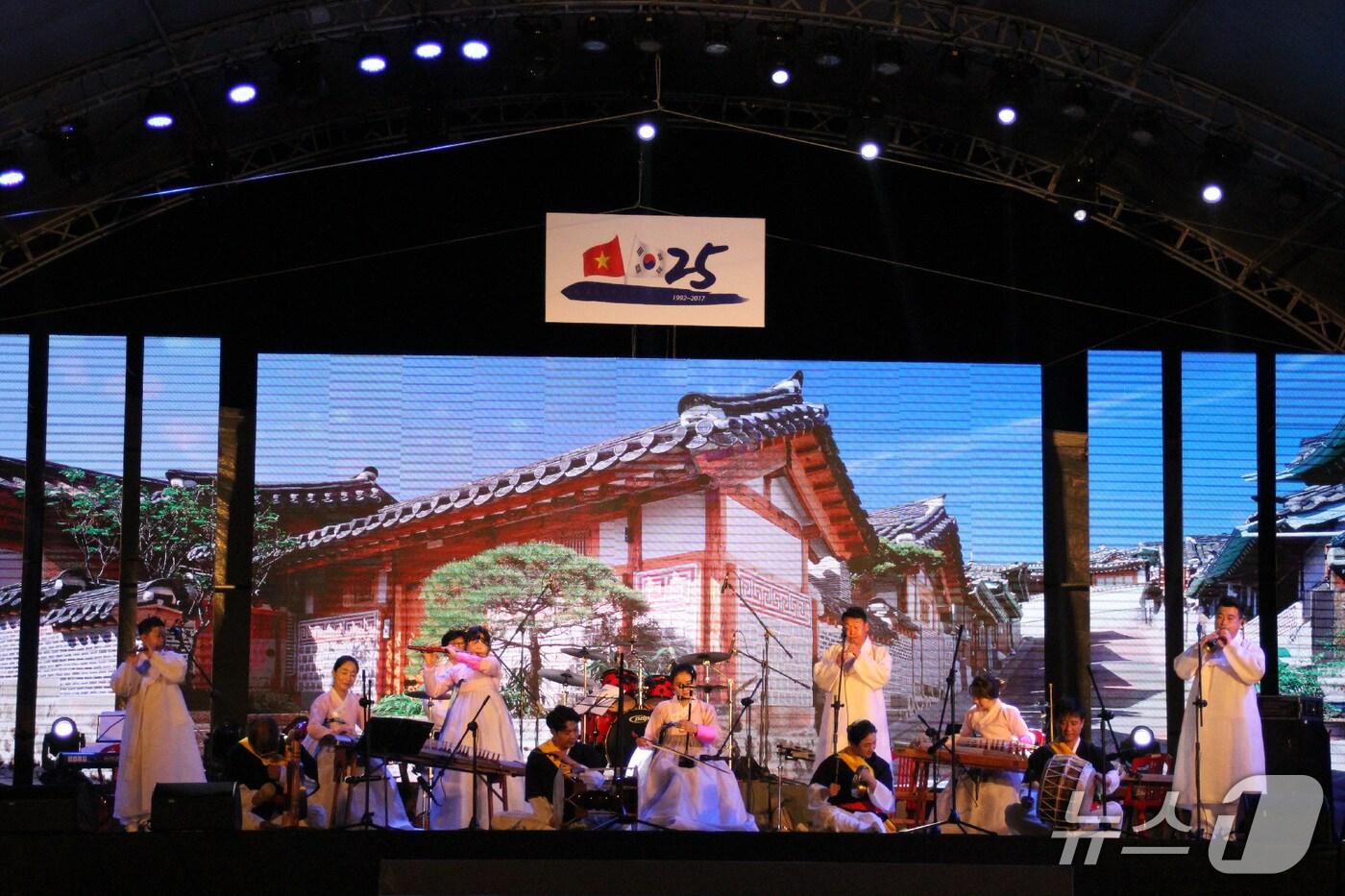 광양시가 최근 행정구역 개편으로 베트남 꽝남성이 다낭시에 통합됨에 따라 다낭시와 협력 기반을 강화해 나갈 방침이다. 지난 2017년 &#39;꽝남성 한국의 날&#39; 행사에서 광양시립국악단이 전통 공연을 선보이고 있다&#40;광양시 제공&#41; 