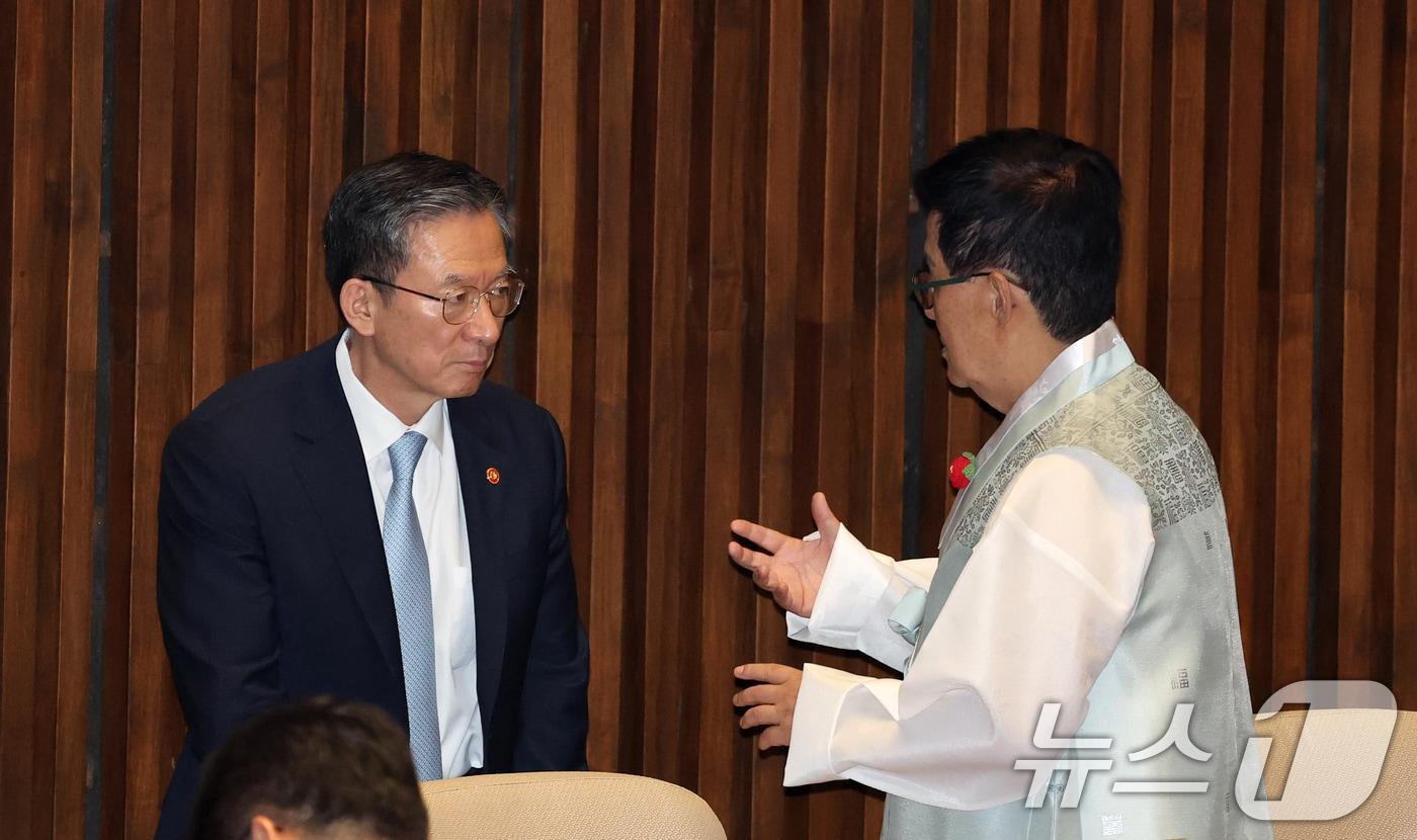 박지원 더불어민주당 의원이 1일 오후 서울 여의도 국회에서 열린 제429회 국회&#40;정기회&#41; 개회식에서 정성호 법무부 장관과 대화하고 있다. 2025.9.1/뉴스1 ⓒ News1 이승배 기자
