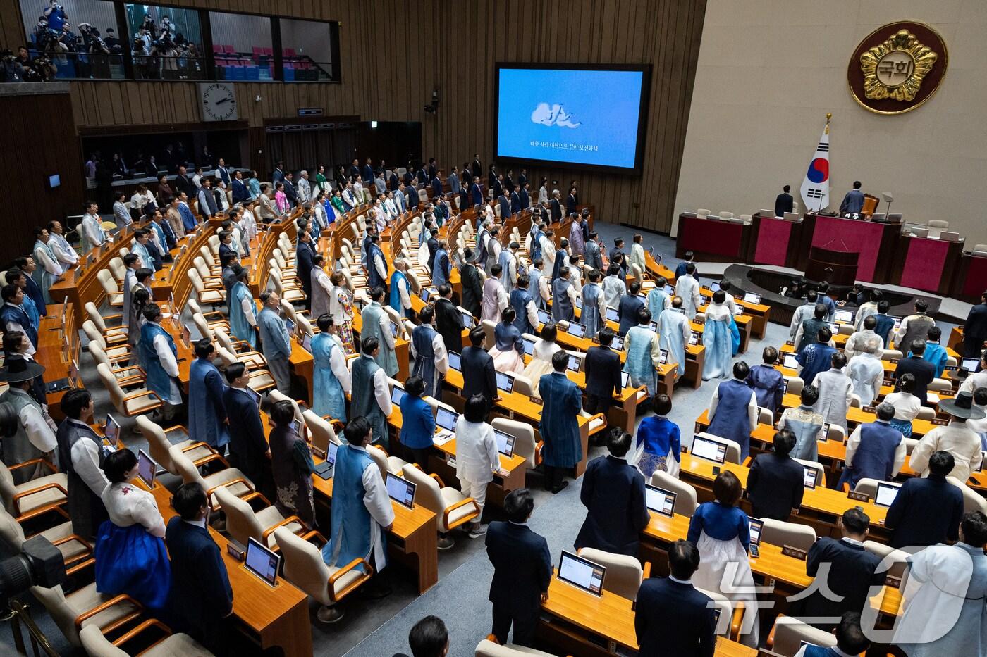 우원식 국회의장과 여야 국회의원, 국무위원들이 1일 서울 여의도 국회에서 열린 제429회 국회&#40;정기회&#41; 개회식에서 국민의례를 하고 있다. 2025.9.1/뉴스1 ⓒ News1 유승관 기자