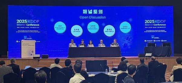 본문 이미지 - 국가신약개발재단과 바이오기업 관계자들이 평창 알펜시아 리조트에서 개최된 KDDF 행사에 패널로 참여하고 있다./뉴스1