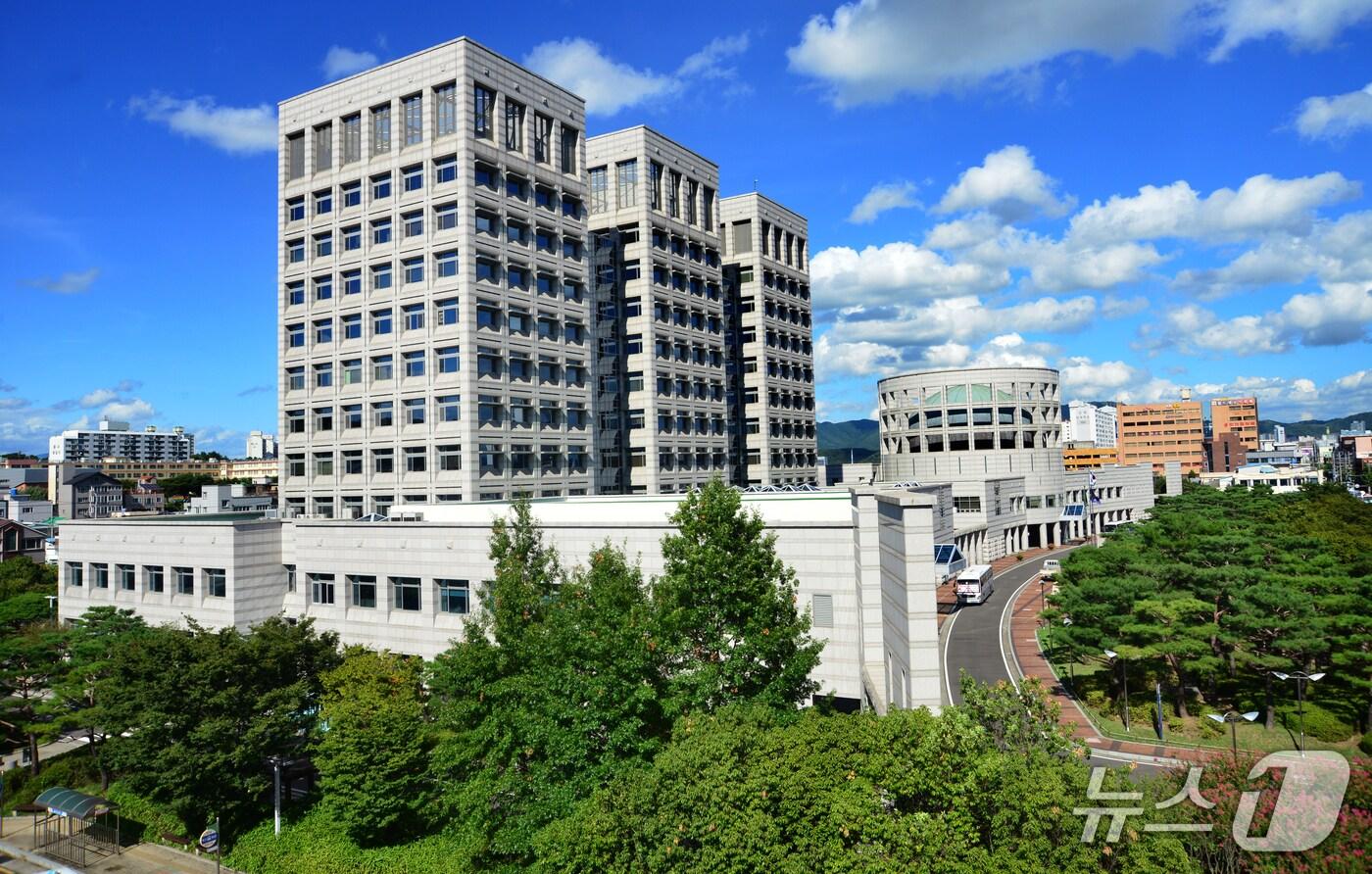 진주시청 전경.