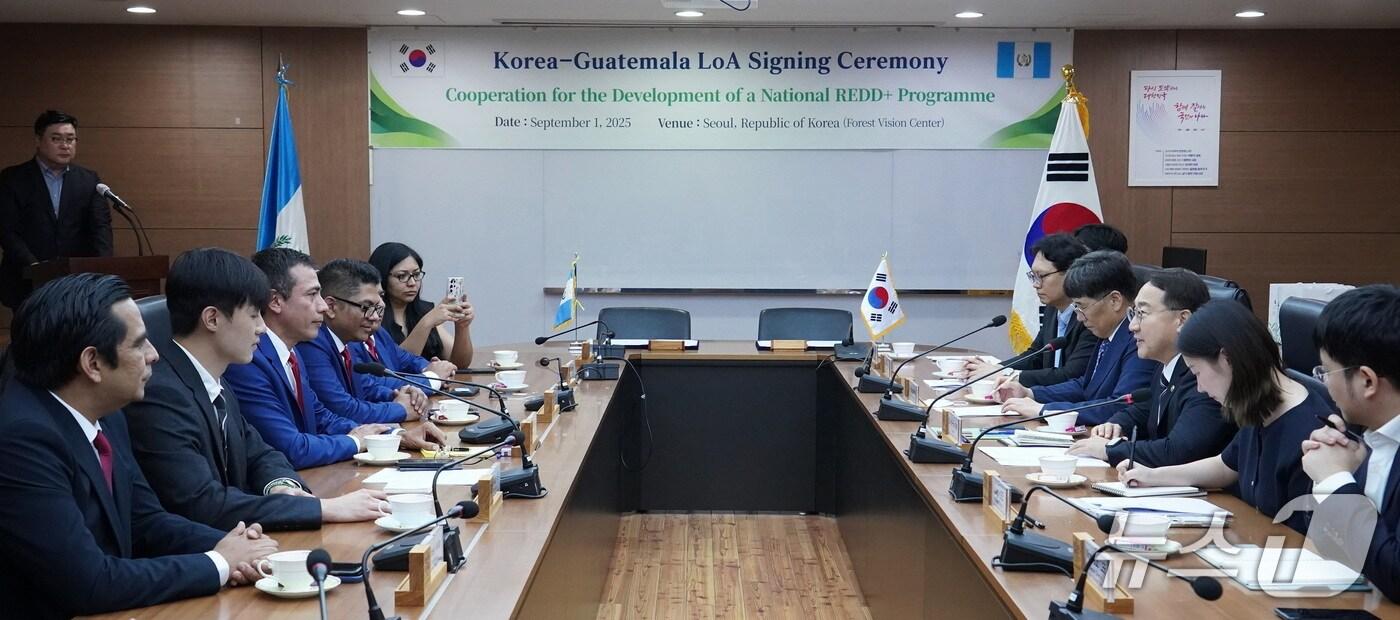 김인호 산림청장과 브루노 아리아스 리바스 과테말라 산림청장이 REDD+ 사업을 통한 산림협력 방안을 논의하고 있다. (산림청 제공.재판매 및 DB금지)/뉴스1 