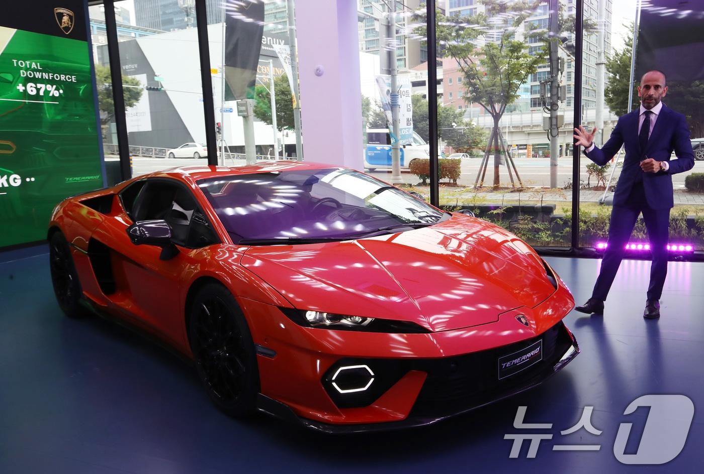 1일 오후 부산 해운대구 람보르기니 부산에서 열린 그랜드 오픈 기념 프레이스데이 행사에서 '람보르기니 테메라리오' 언베일링이 진행되고 있다. 2025.9.1/뉴스1 ⓒ News1 윤일지 기자