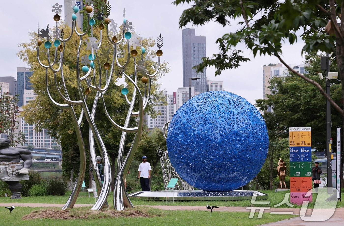 1일 서울 광진구 뚝섬한강공원에서 열린 제2회 서울조각페스티벌을 찾은 시민들이 전시된 조각을 살펴보고 있다. 2025.9.1/뉴스1 ⓒ News1 박지혜 기자