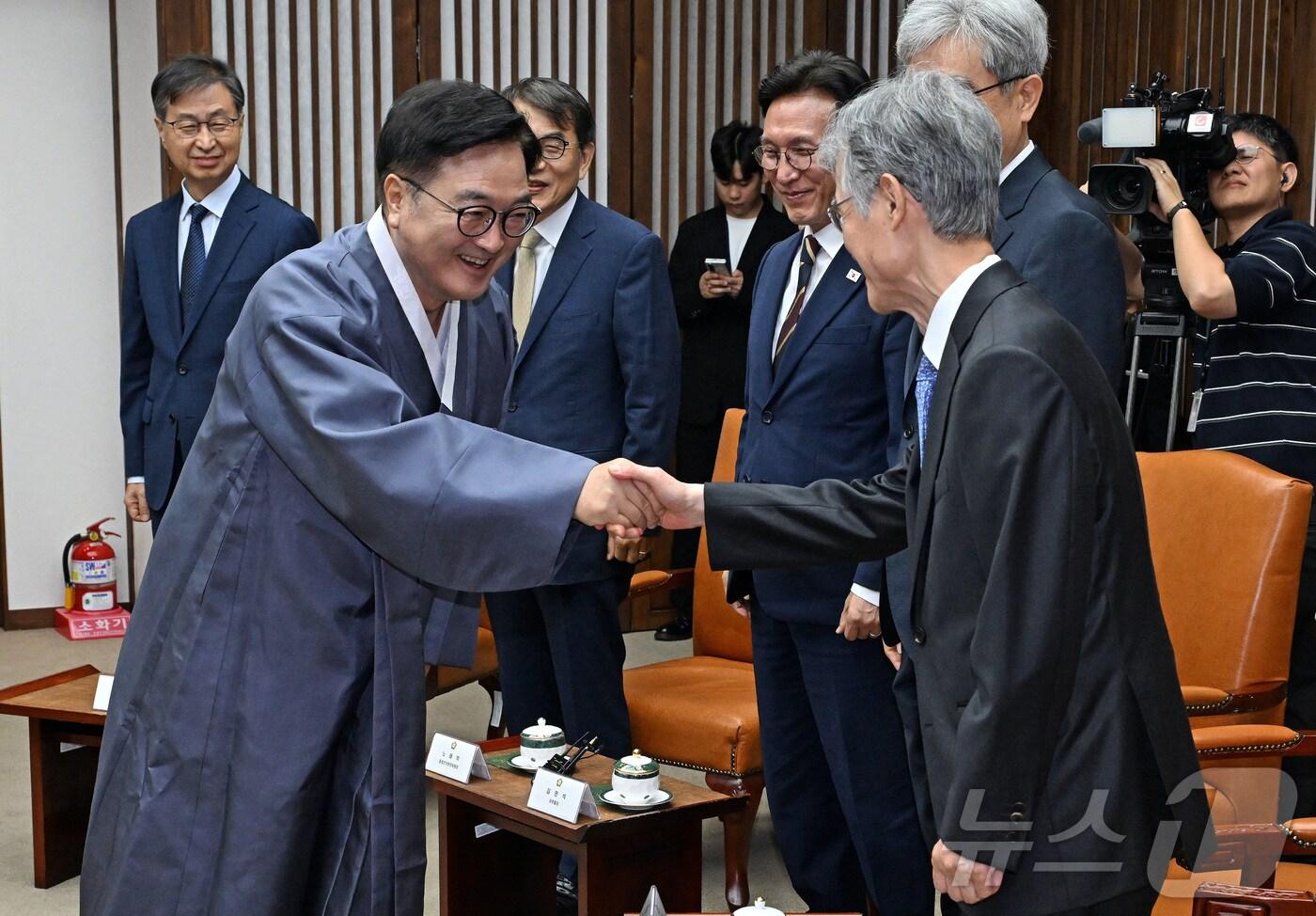 우원식 국회의장이 1일 국회에서 열린 정기국회 개회식에 앞서 조희대 대법원장과 인사를 나누고 있다. ⓒ News1 국회사진기자단