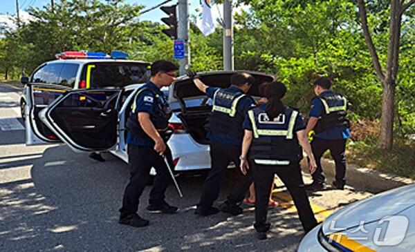 본문 이미지 - 대전경찰청 기동순찰대는 1일 오전 대전 중부경찰서 관내 선화동 일대 순찰 활동 중 수상한 남성을 발견·검문하여 지명수배자를 긴급검거 했다. (대전경찰청 제공. 재판매 및 DB금지)2025.9.1/뉴스1