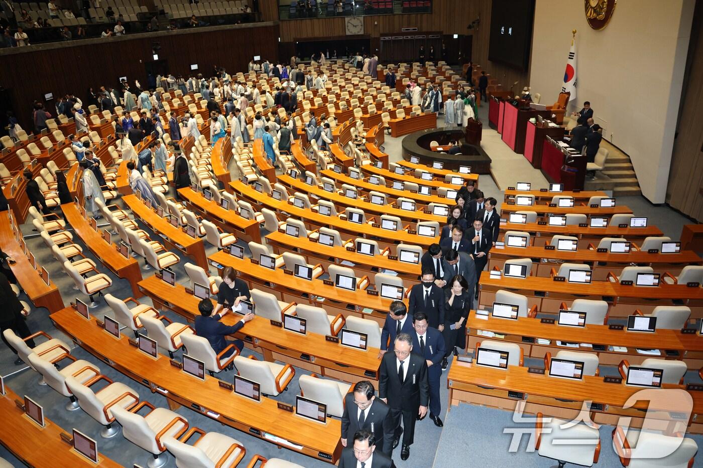 국민의힘 의원들이 1일 오후 서울 여의도 국회에서 열린 제429회 국회&#40;정기회&#41; 제1차 본회의를 마치고 퇴장하고 있다. 2025.9.1/뉴스1 ⓒ News1 이승배 기자