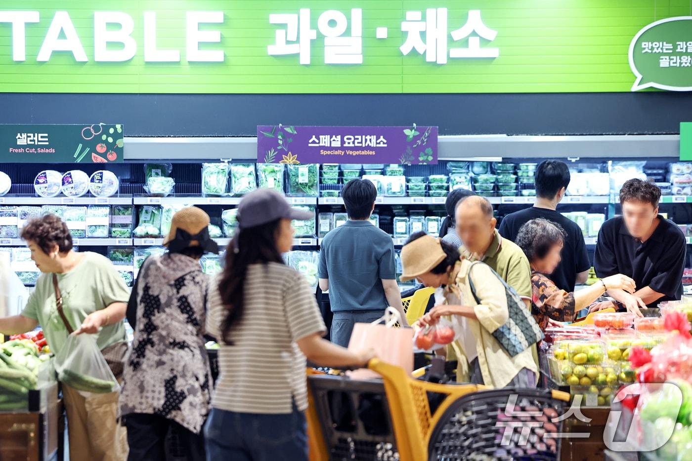 1일 서울의 한 대형마트에서 시민들이 장을 보고 있다. 2025.9.1/뉴스1 ⓒ News1 민경석 기자