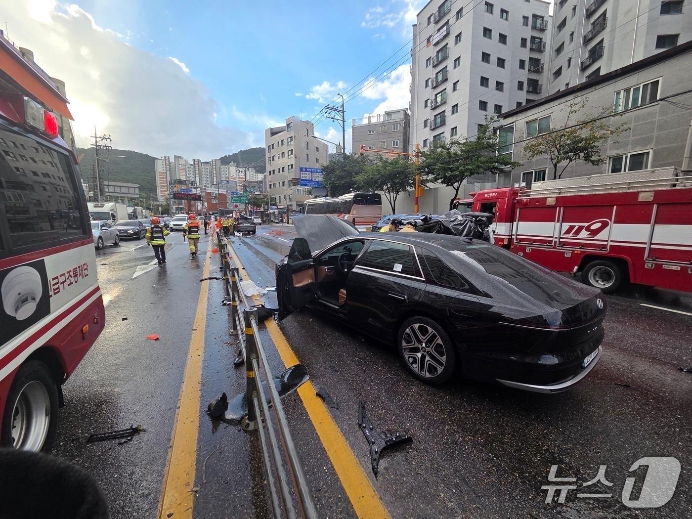 본문 이미지 - 1일 서울 중랑구 용마터널 인근에서 발생한 음주 운전 사고 현장의 모습.&#40;서울 중랑소방서 제공&#41;