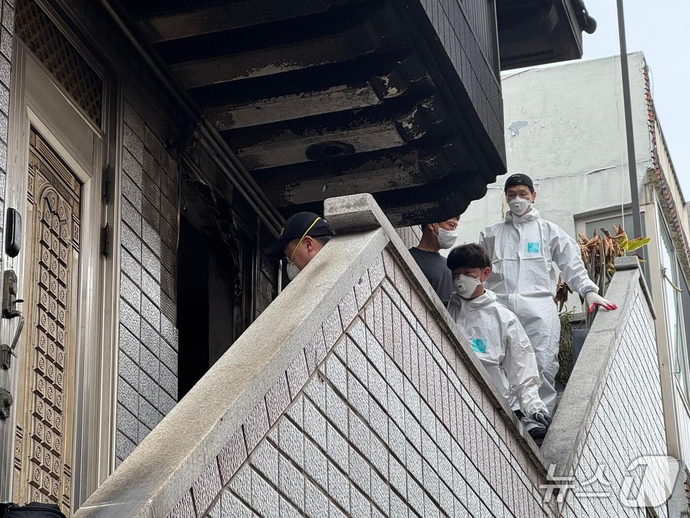 본문 이미지 - 대구 강북경찰서 등 합동감식반은 1일 북구 다세대 주택 화재 현장에서 감식을 진행하고 있다.(독자 제공.재판매 및 DB 금지)