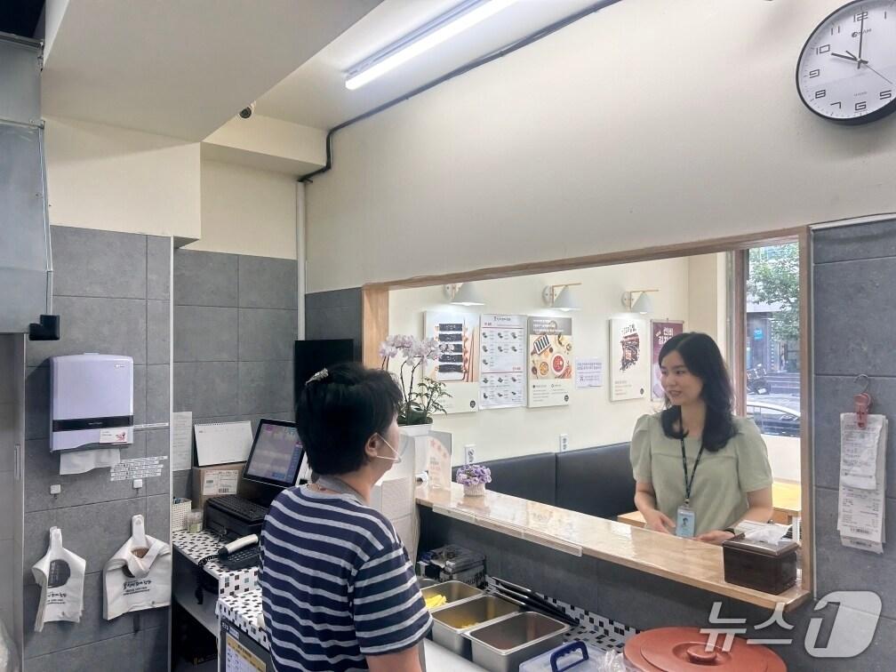 본문 이미지 - 영동군 음식점 위생점검 장면 (영동군 제공, 재판매 및 DB금지) /뉴스1 