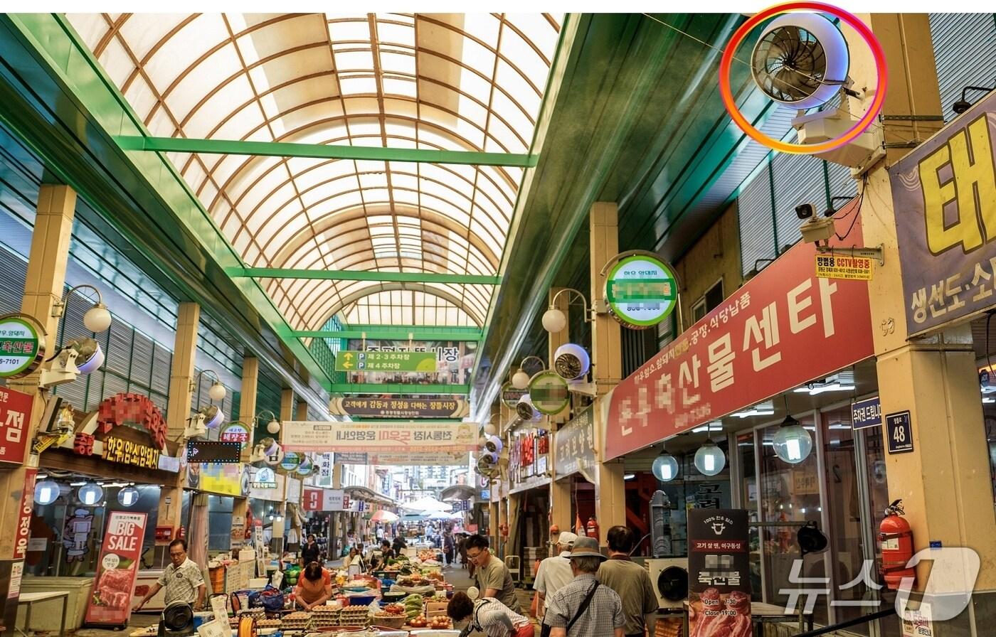 충북 증평군은 계속되는 폭염에 대응해 장뜰시장 일부 구간에 쿨링포그 12개를 설치했다.&#40;증평군 제공, 재판매 및 DB금지&#41;/뉴스1