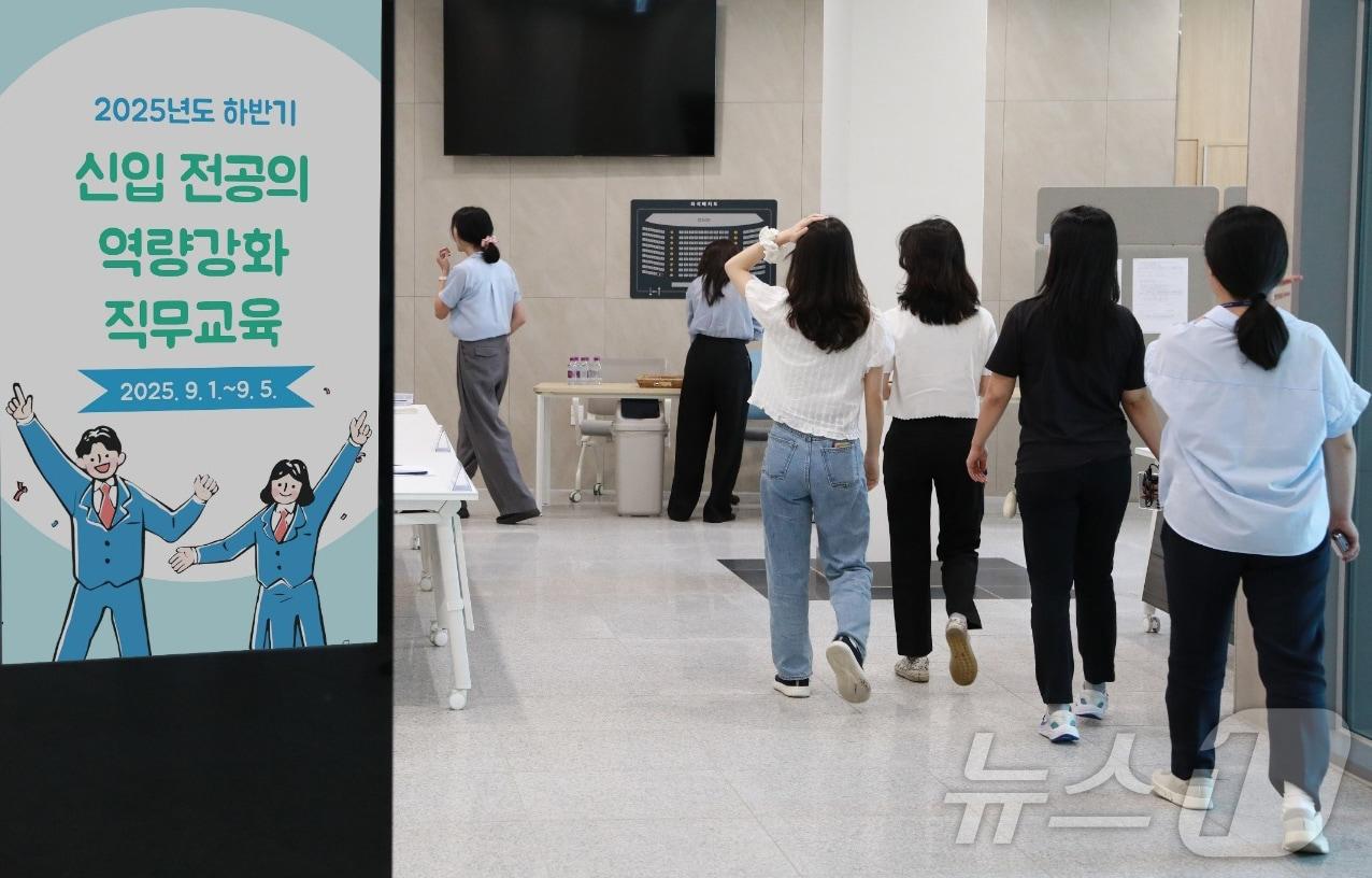 본문 이미지 - 직무교육을 받으러 이동하는 신입 전공의들(충남대병원 제공) /뉴스1