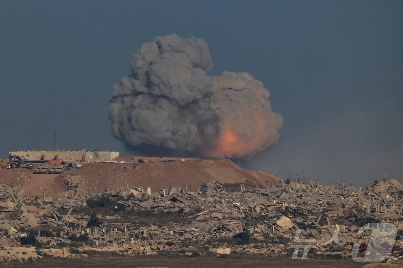 지난 8월 31일&#40;현지시간&#41; 이스라엘 국경 인근 가자지구에서 거대한 폭발이 발생하는 모습. 2025.08.31 ⓒ 로이터=뉴스1 ⓒ News1 김지완 기자